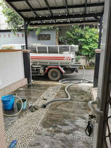 Teknisi Bekerja